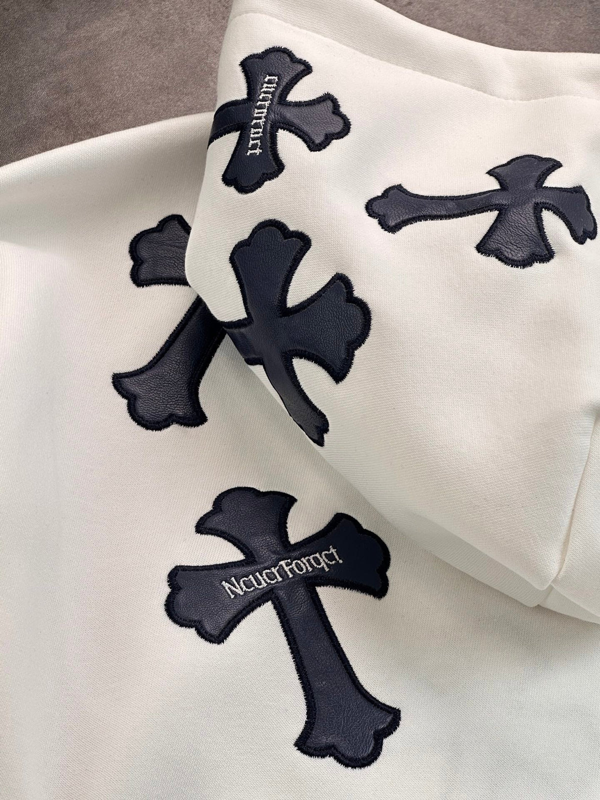 CHROME HEARTS BLACK CROSS PATCH HOODIE WHITE - netstar®